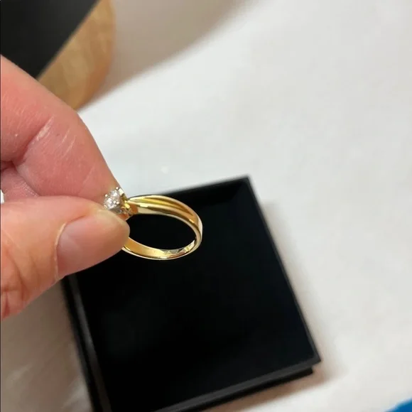 18k Gold Solitaire Diamond Ring. Diamond is .25ct S1 G; 3.5 grams. Size 4.5 - Picture 14 of 16